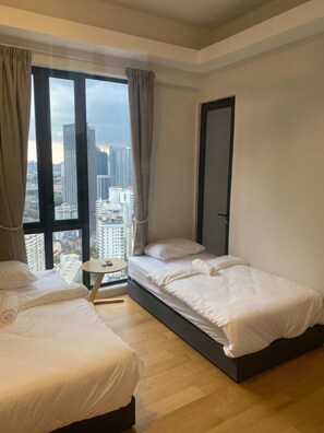 Superior Apartment, 3 Bedrooms, Balcony, City View | Meja, ruang kerja komputer riba, seterika/papan seterika, Wi-fi percuma 