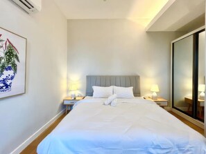 Leilighet – superior, 3 soverom, balkong, byutsikt | Skrivebord, skrivebord for bærbar PC og strykejern/-brett