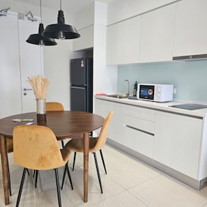 Apartamento superior, 2 quartos, sacada, vista para a cidade | Cozinha privada | Geladeira