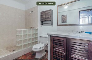 Douche, séchoir à cheveux, serviettes fournies