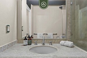 Dusche, Haartrockner, Handtücher