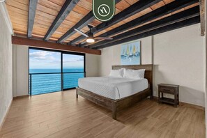 2 soverom, skrivebord, strykejern/-brett og reiseseng for barn