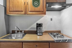Refrigerador, microondas, parrilla de estufa y cafetera y tetera 