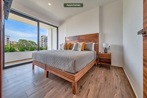 2 habitaciones, escritorio y tabla de planchar con plancha 