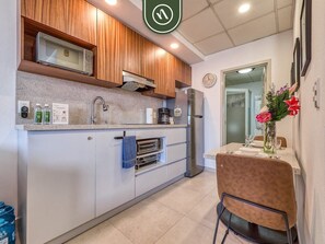 Refrigerador, microondas, parrilla de estufa y cafetera y tetera 