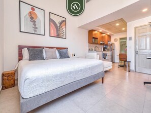 1 habitación, tabla de planchar con plancha, cuna de viaje y wifi 