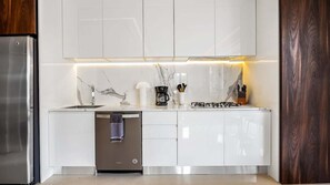 Kühlschrank, Mikrowelle, Herdplatte, Wasserkocher mit Kaffee-/Teezubehör