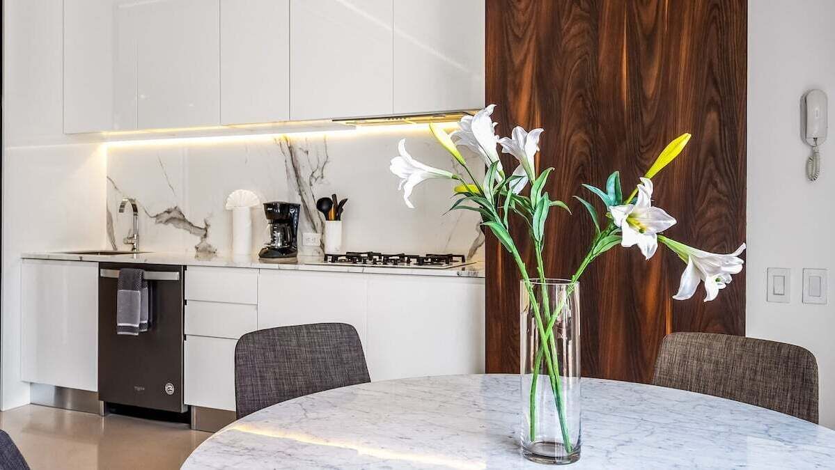 Frigorífico, microondas, placa de cocina y cafetera o tetera