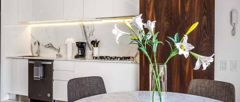 Frigorífico, microondas, placa de cocina y cafetera o tetera