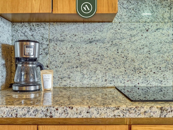 Réfrigérateur, micro-ondes, plaque de cuisson, cafetière/bouilloire