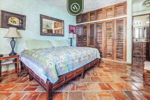 2 camere, una scrivania, ferro/asse da stiro, culla da viaggio