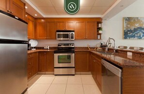 Réfrigérateur, four à micro-ondes, un four, surface de cuisson