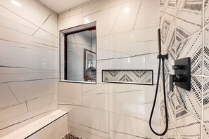 Dusche, umweltfreundliche Kosmetikartikel, Handtücher
