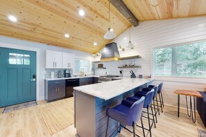 冷蔵庫、オーブン、食器洗い機、コーヒー / ティーメーカー