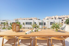 Maison luxueuse, plusieurs chambres, 2 salles de bains (Casa La Cala De Mijas with pool for 8) | Restauration en plein air