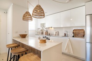 Casa de lujo, varias habitaciones, 2 baños (Casa La Cala De Mijas with pool for 8) | Cocina privada | Refrigerador, microondas, horno y parrilla de estufa 