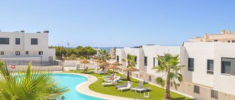 Luksustalo, useita makuuhuoneita, 2 kylpyhuonetta (Casa La Cala De Mijas with pool for 8) | Uima-allas