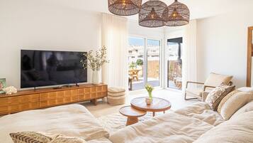 Luxury-Haus, Mehrere Schlafzimmer, 2 Bäder (Casa La Cala De Mijas with pool for 8) | Wohnbereich | 21-Zoll-Smart-TV mit Kabelempfang