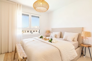 Luxury-Haus, 4 Schlafzimmer, 2 Bäder (Casa La Cala De Mijas) | 4 Schlafzimmer, laptopgeeigneter Arbeitsplatz, Bügeleisen/Bügelbrett