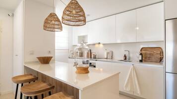 Réfrigérateur, micro-ondes, four, plaque de cuisson