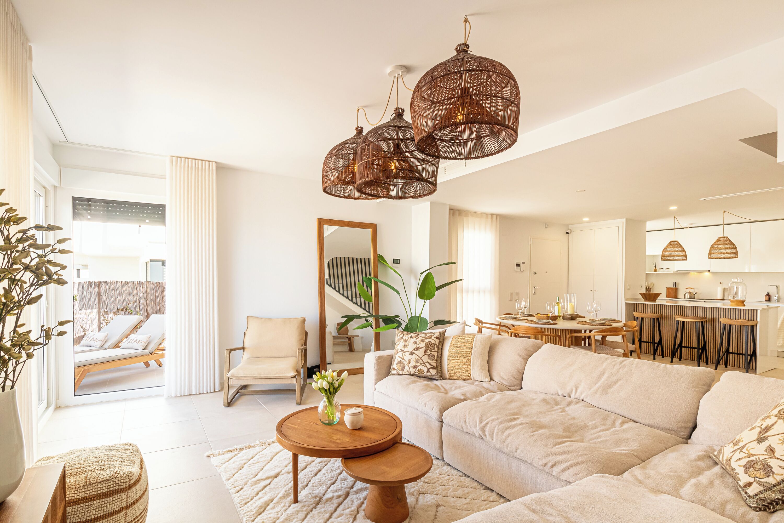 Luxury-Haus, Mehrere Schlafzimmer, 2 Bäder (Casa La Cala De Mijas with pool for 8) | Wohnbereich | 21-Zoll-Smart-TV mit Kabelempfang