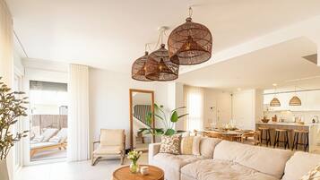 Luxury-Haus, Mehrere Schlafzimmer, 2 Bäder (Casa La Cala De Mijas with pool for 8) | Wohnbereich | 21-Zoll-Smart-TV mit Kabelempfang