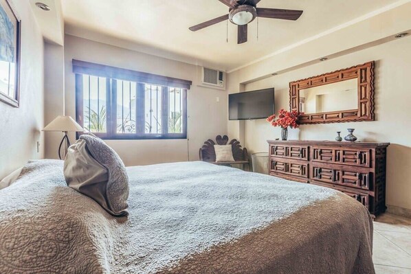 2 habitaciones, escritorio y tabla de planchar con plancha