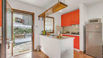 Tủ lạnh, lò nướng, bếp nấu, dụng cụ pha cà phê/trà