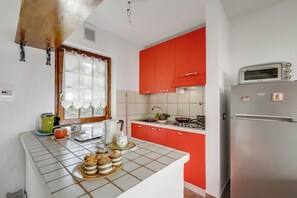 Fridge, oven, stovetop, coffee/tea maker