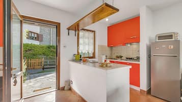 Een koelkast, een oven, een kookplaat, een koffiezetapparaat/waterkoker