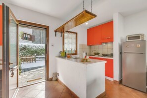 Peti sejuk, ketuhar, dapur, pembancuh kopi/teh 