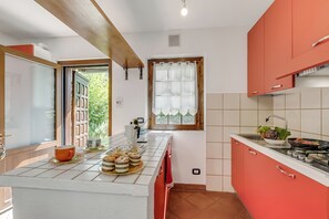 Family House, 1 Bedroom (La Casa Di Dadà) | Private kitchen | Fridge, oven, stovetop, coffee/tea maker