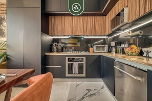 Kühlschrank, Mikrowelle, Ofen, Herdplatte