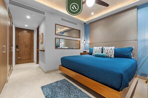 1 habitación, escritorio, tabla de planchar con plancha y cuna de viaje