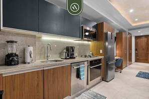 Kühlschrank, Mikrowelle, Ofen, Herdplatte