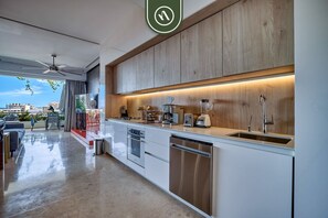 Refrigerador, microondas, horno, placa de cocina