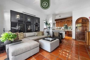 Smart TV, stereo - Stylish 2 BR Condo in Romantic Zone - Rooftop Pool (Puerto Vallarta)