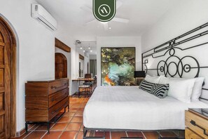 2 chambres, bureau, fer et planche à repasser, lit parapluie