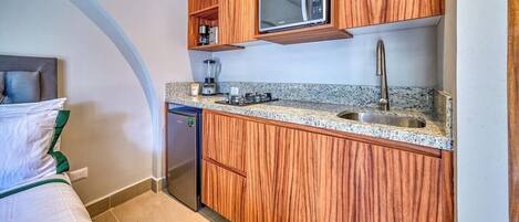 Een koelkast, een magnetron, een kookplaat