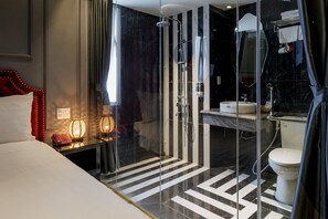 Shower, hair dryer, towels