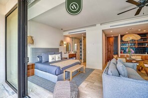 1 slaapkamer, een bureau, een strijkplank/strijkijzer, reisbedje