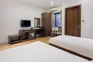 1 bedroom, desk, bed sheets