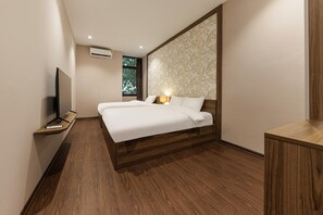 1 bedroom, desk, bed sheets