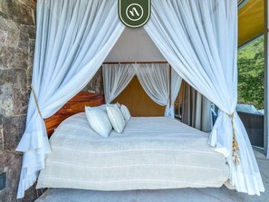 6 slaapkamers, een bureau, een strijkplank/strijkijzer, reisbedje