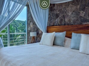 6 bedrooms, desk, iron/ironing board, travel cot