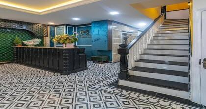 Chic Deluxe Escape | Great for Airport Travelers