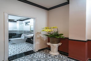 Douche, bidet, serviettes fournies