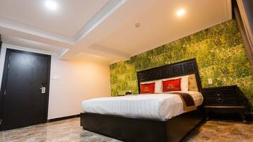 1 bedroom, desk, bed sheets