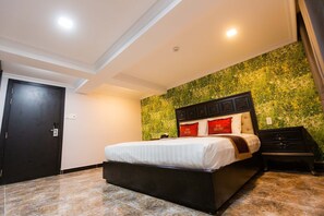 1 bedroom, desk, bed sheets