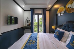 1 bedroom, desk, bed sheets